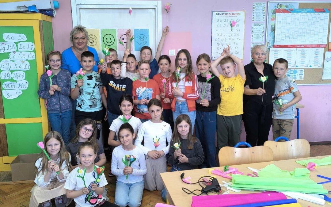 Radionica u 3.b –  “Izrada cvijeća od krep papira”