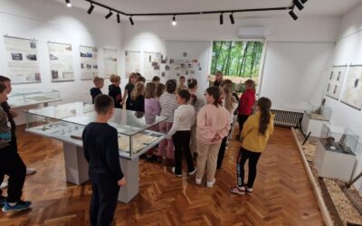 Učenici 3.b i 4.b razreda OŠ Čazma posjetili su izložbu „O ŠUMI, OD ŠUME! Povijesni hod kroz šume i šumarstvo čazmanskog kraja“