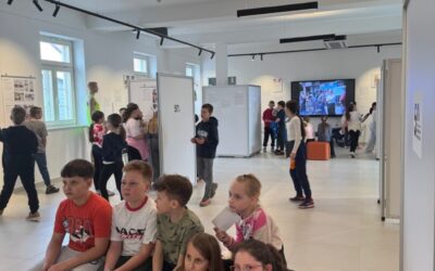 Učenici 3.b i 4.b razreda posjetili su izložbu “Supermaraton Zagreb – Čazma. 50 priča za 50 godina”