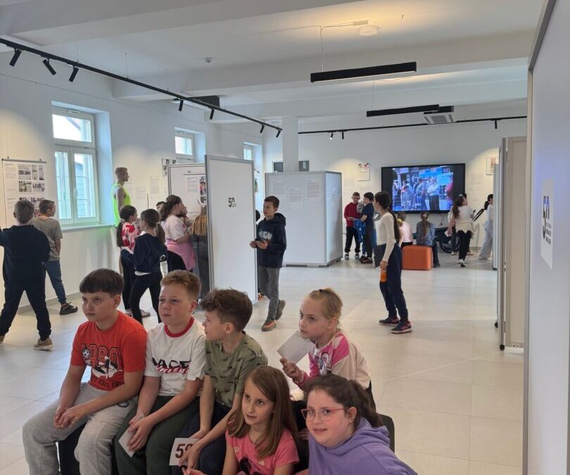 Učenici 3.b i 4.b razreda posjetili su izložbu “Supermaraton Zagreb – Čazma. 50 priča za 50 godina”